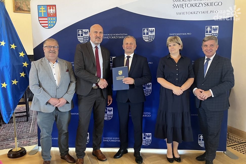 Ponad 4,6 mln zł na drogi dla rolników. Pierwsze umowy podpisane w Sandomierzu