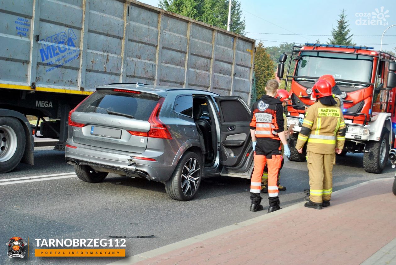 Kolizja na DW871 w Tarnobrzegu. Interweniowali strażacy i ratownicy