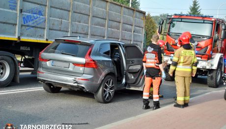 Kolizja na DW871 w Tarnobrzegu. Interweniowali strażacy i ratownicy