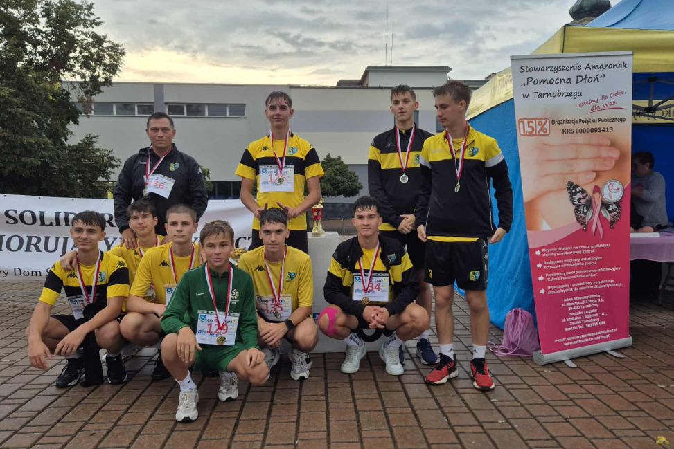 Uczniowie SMS Siarka Tarnobrzeg na podium jubileuszowego Biegu Solidarności w Tarnobrzegu