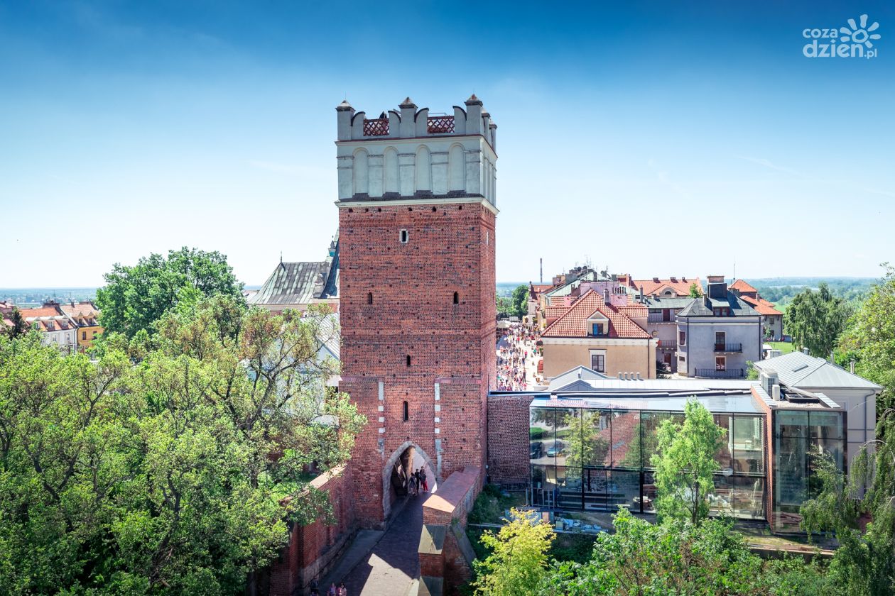 Mniej turystów na Bramie Opatowskiej. Spadek o ponad 11 tysięcy odwiedzin w porównaniu z 2024 rokiem