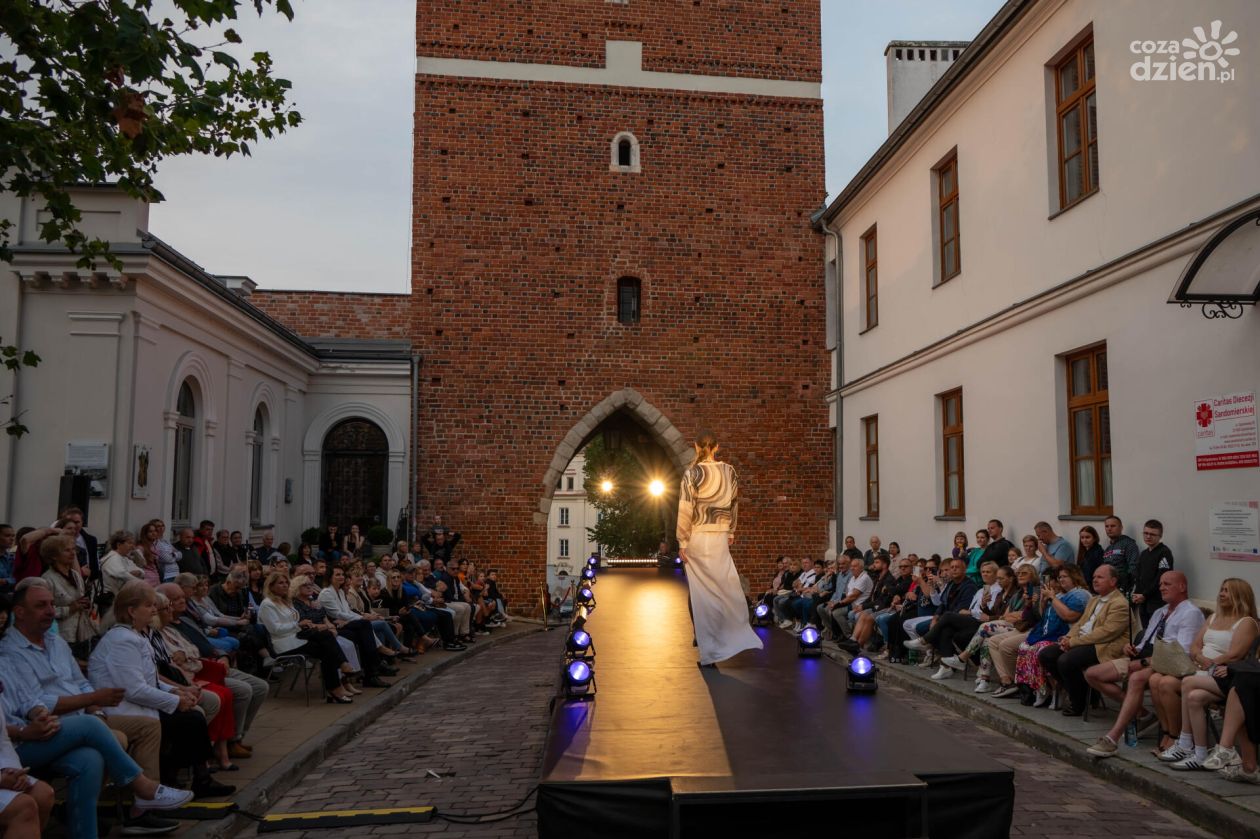 Moda inspirowana krzemieniem pasiastym oczarowała Sandomierz