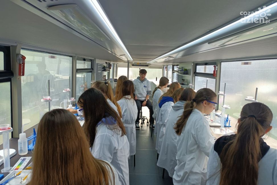 Nauka na kółkach. Mobilne laboratorium odwiedziło Szkołę Podstawową nr 4