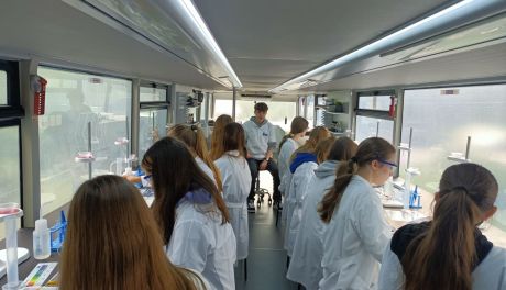 Nauka na kółkach. Mobilne laboratorium odwiedziło Szkołę Podstawową nr 4