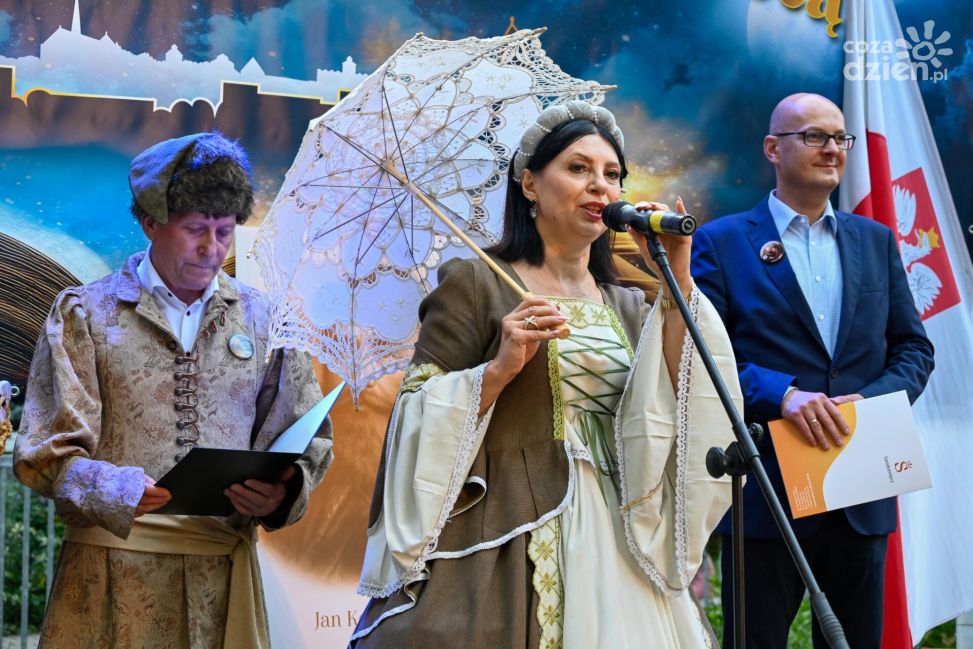 „Prawobrzeżny Sandomierz czyta nocą”. Poezja, muzyka i renesansowe smaki w parku
