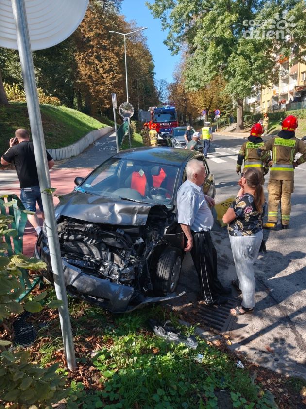 Karambol na ulicy Mickiewicza w Sandomierzu. Trzy auta rozbite, nikt nie ucierpiał