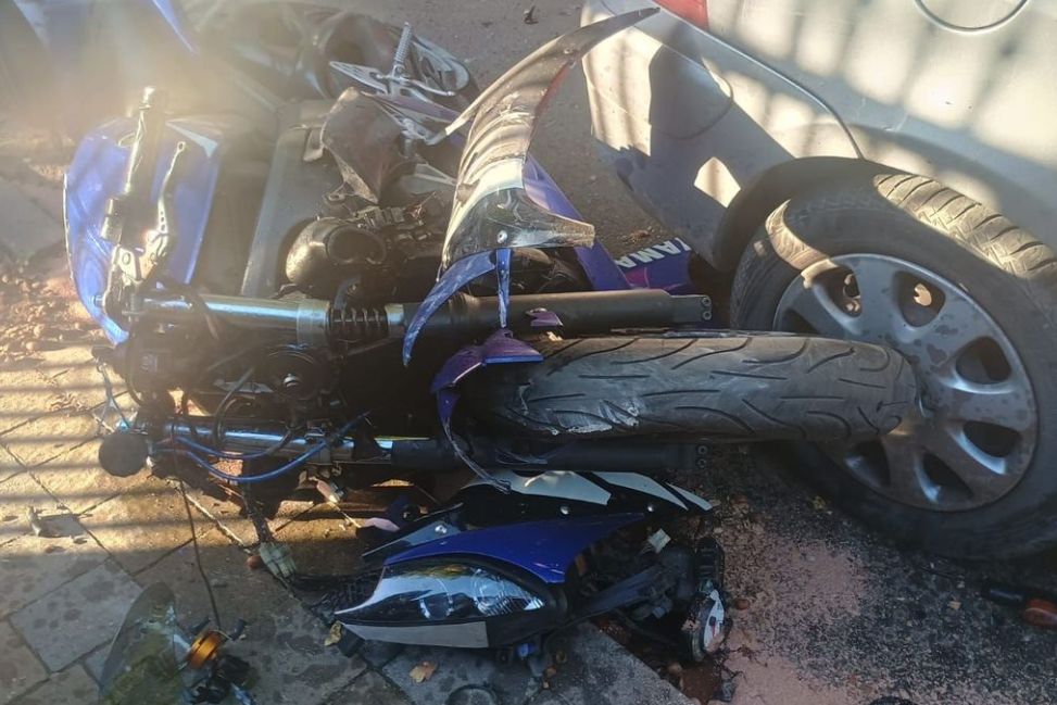 Nietrzeźwy motocyklista uderzył w płot i samochód w Tarnobrzegu