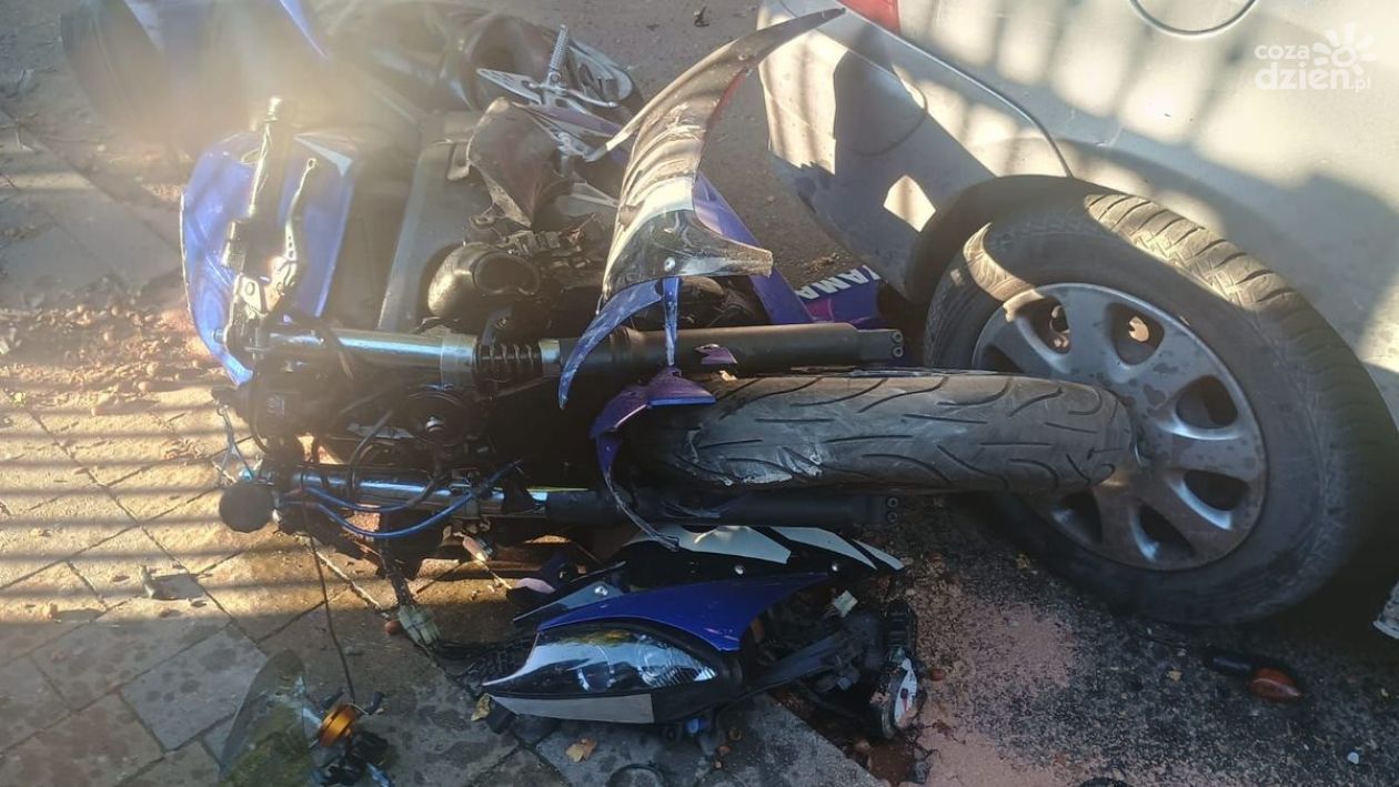 Nietrzeźwy motocyklista uderzył w płot i samochód w Tarnobrzegu