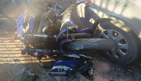 Nietrzeźwy motocyklista uderzył w płot i samochód w Tarnobrzegu