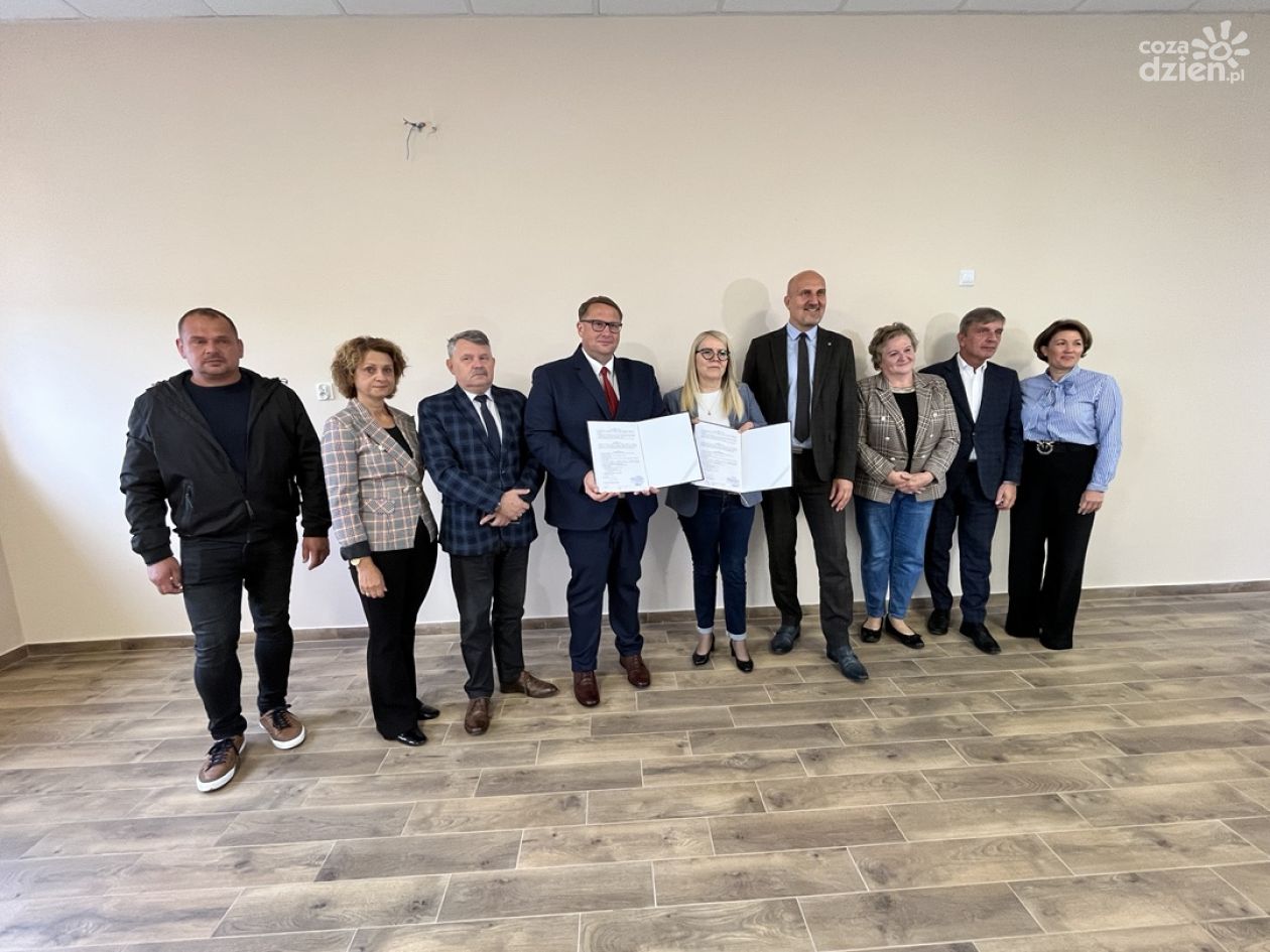 Podpisano umowę na remont drogi wojewódzkiej nr 758 w Ciszycy