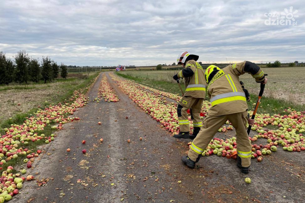 Jabłka zablokowały drogę powiatową