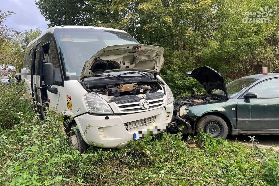 Wypadek w Linowie. Czołowe zderzenie autobusu szkolnego z osobówką