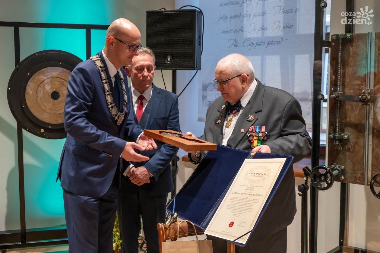 Andrzej Sarwa świętował 50-lecie pracy twórczej. Sandomierz uhonorował swojego pisarza