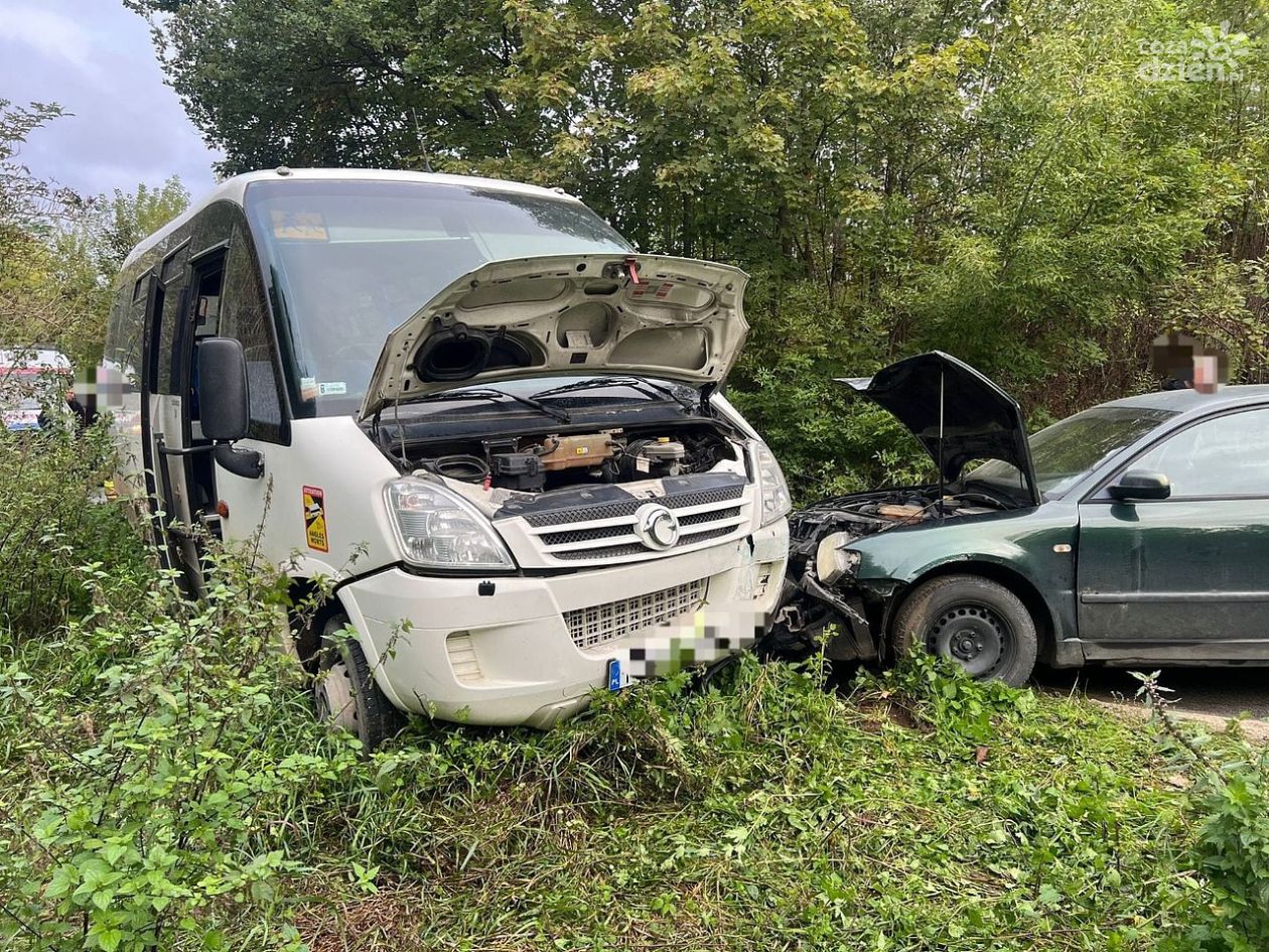 Wypadek w Linowie. Czołowe zderzenie autobusu szkolnego z osobówką