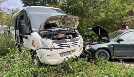 Wypadek w Linowie. Czołowe zderzenie autobusu szkolnego z osobówką