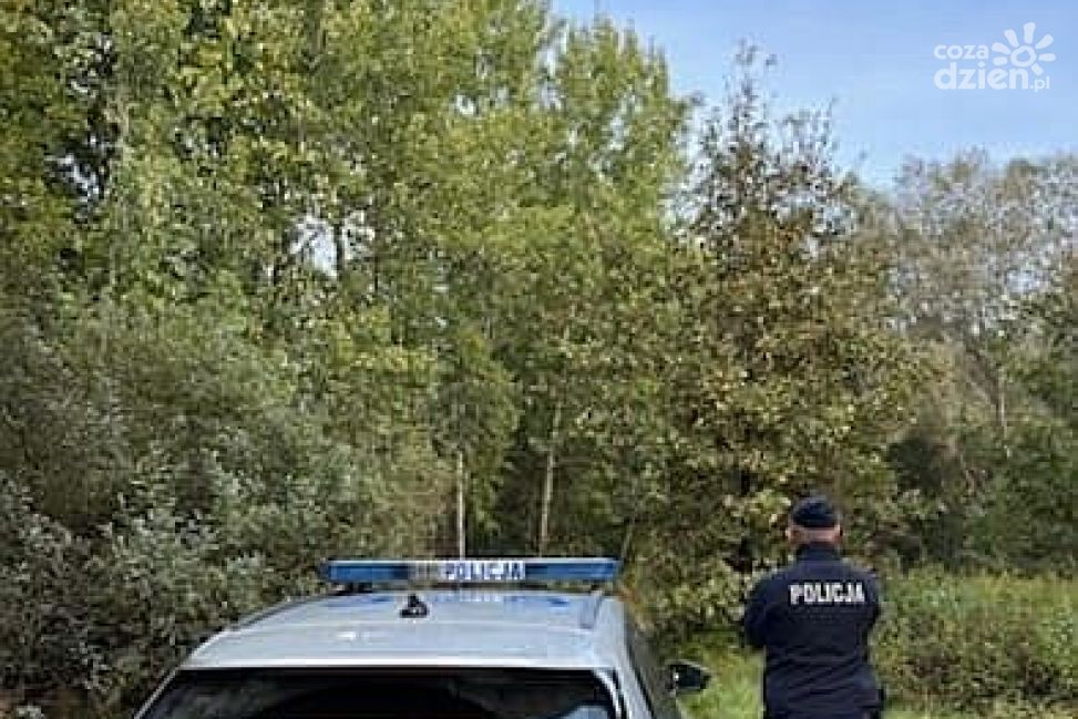 Zgubił się w lesie podczas grzybobrania. Pomogli policjanci z Grębowa