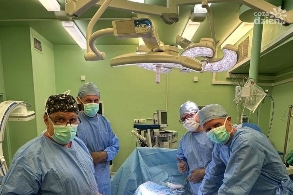 Historyczna operacja w Sandomierzu. Pierwsza w Polsce implantacja nowoczesnej protezy zawiasowej kolana