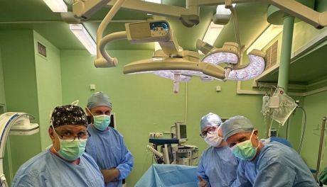 Historyczna operacja w Sandomierzu. Pierwsza w Polsce implantacja nowoczesnej protezy zawiasowej kolana