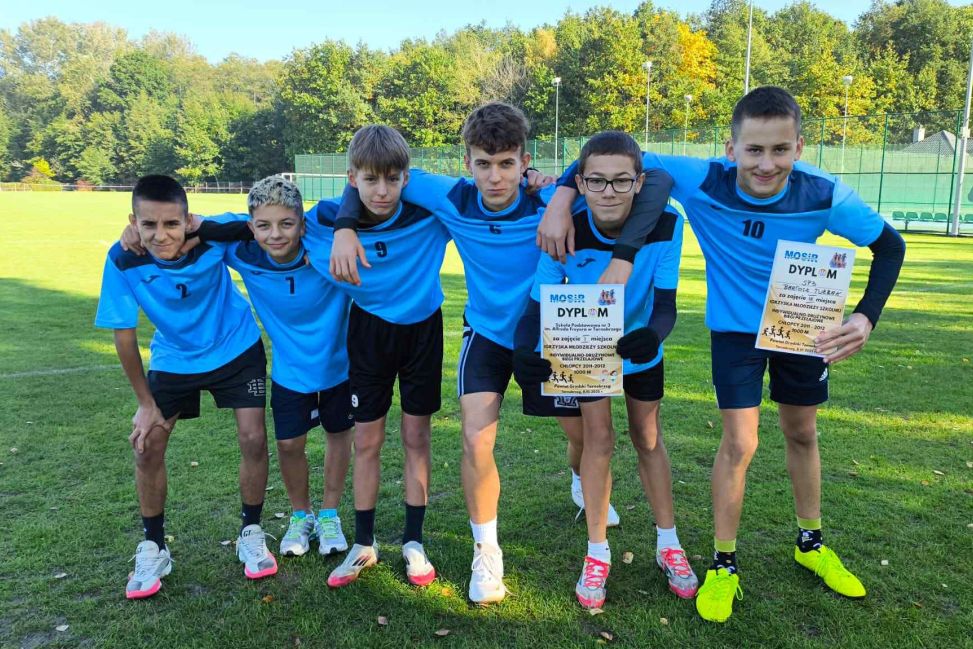 Udany Start Uczniów SP nr 3 Tarnobrzeg w Drużynowych Biegach Przełajowych