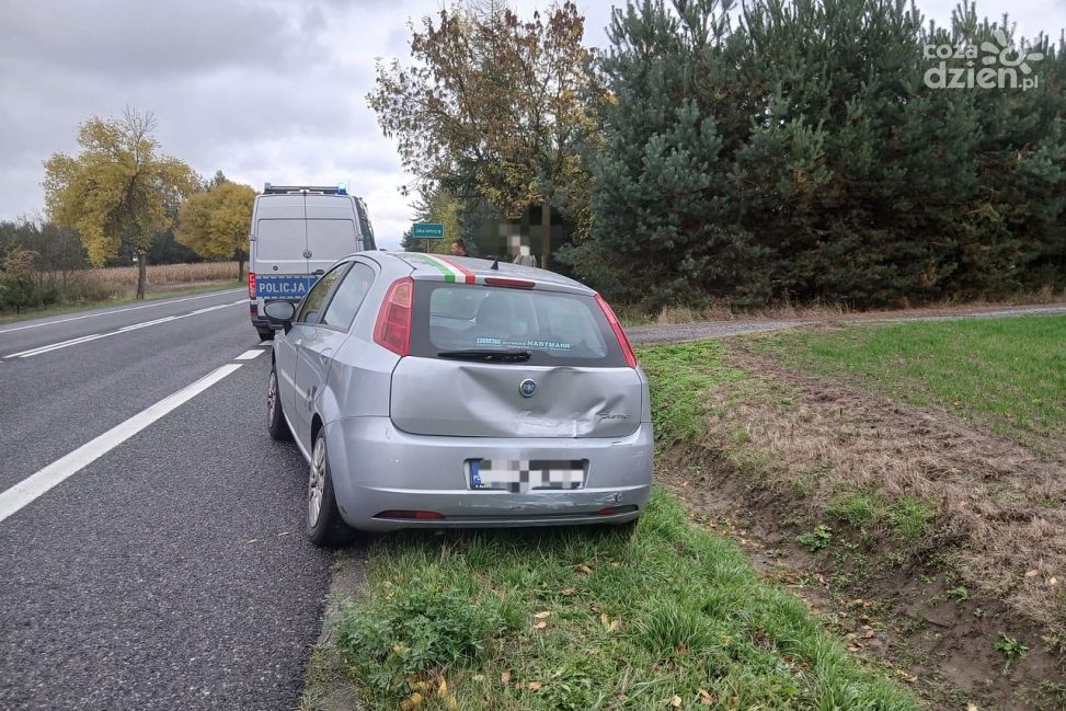 Zderzenie osobówki z ciężarówką w Jasienicy. Jedna osoba trafiła do szpitala