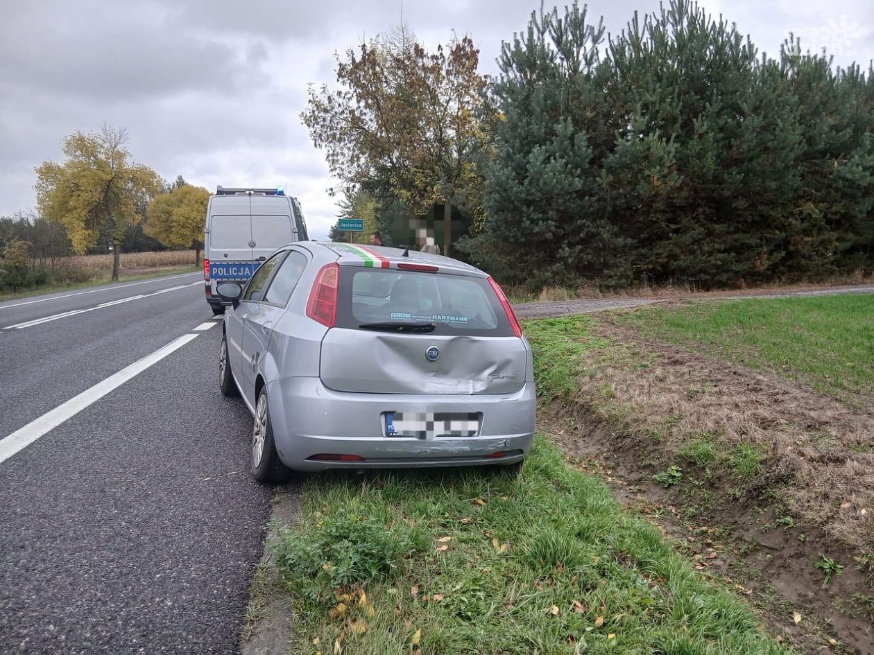Zderzenie osobówki z ciężarówką w Jasienicy. Jedna osoba trafiła do szpitala