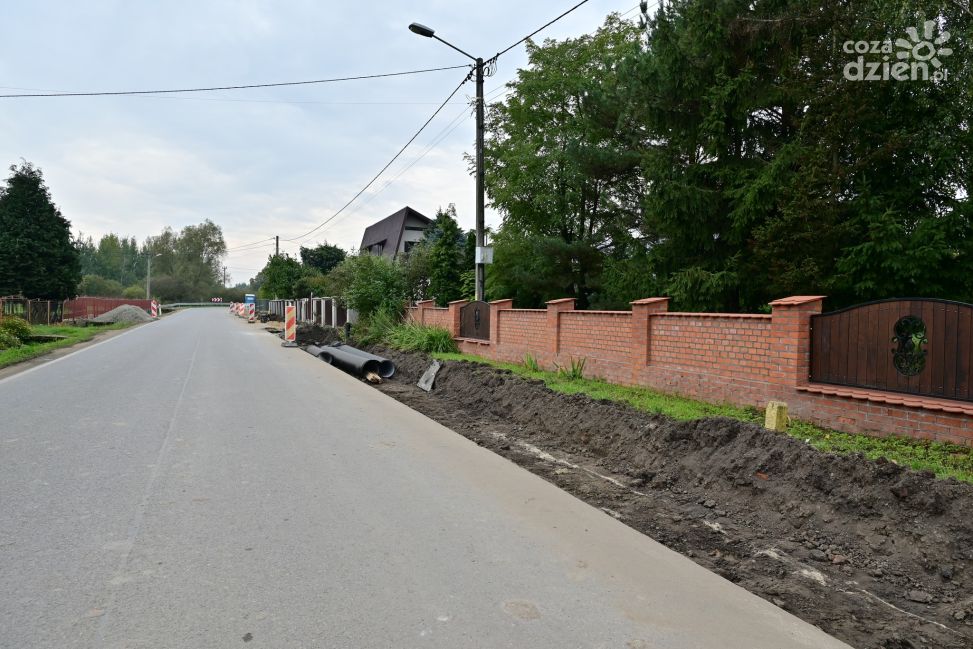 Kolejny etap budowy chodnika przy drodze wojewódzkiej w gminie Gorzyce