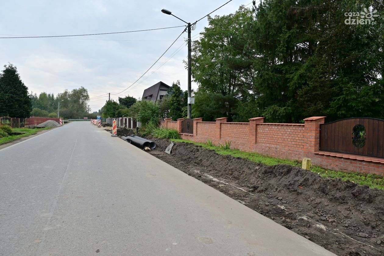 Kolejny etap budowy chodnika przy drodze wojewódzkiej w gminie Gorzyce