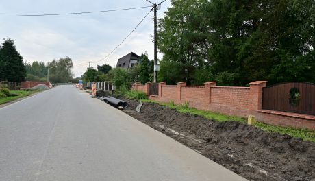 Kolejny etap budowy chodnika przy drodze wojewódzkiej w gminie Gorzyce