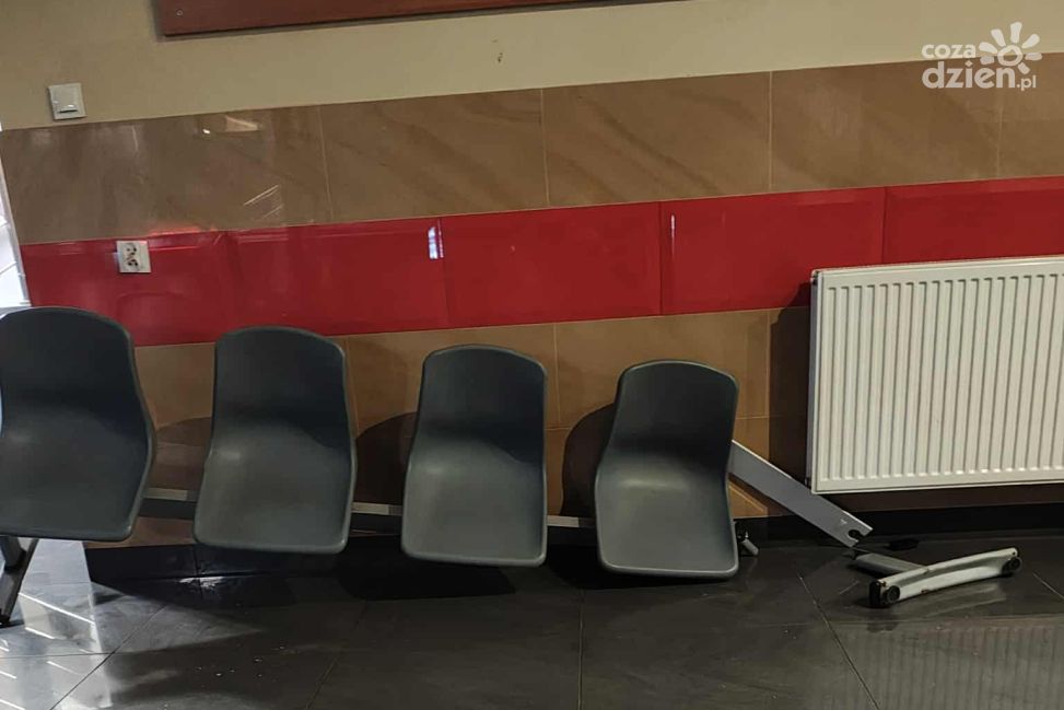 Zniszczone siedziska i pomazane elewacje – akty wandalizmu w Sandomierzu budzą niepokój