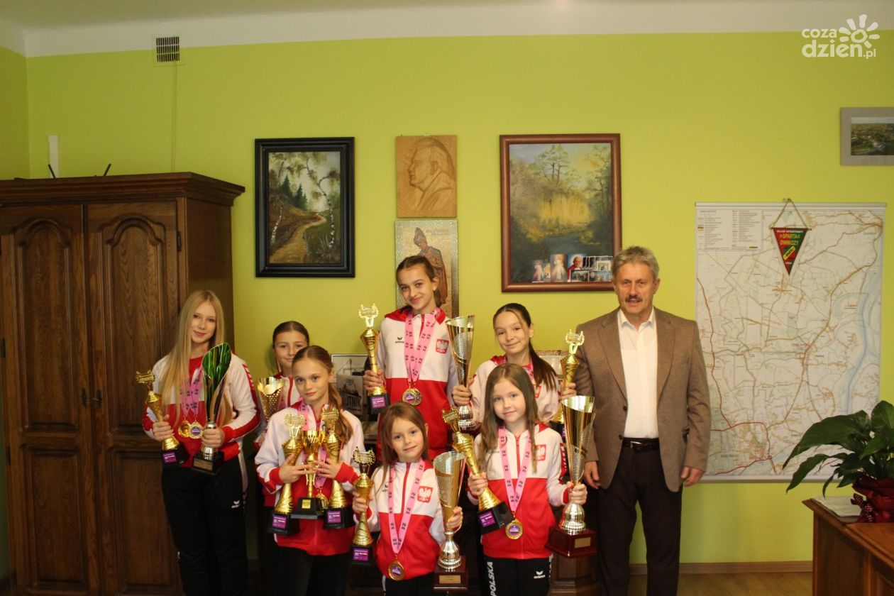 Sukces zawodniczek „Regionalnych” na Mistrzostwach Niemiec. Wizyta u Wójta Gminy Dwikozy