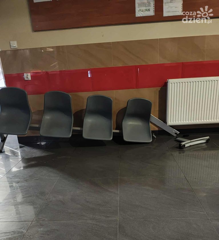 Zniszczone siedziska i pomazane elewacje – akty wandalizmu w Sandomierzu budzą niepokój
