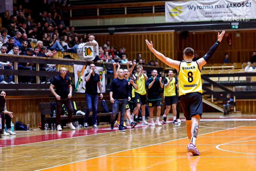 Efektowne zwycięstwo koszykarzy Siarki Tarnobrzeg i piękny gest kibiców