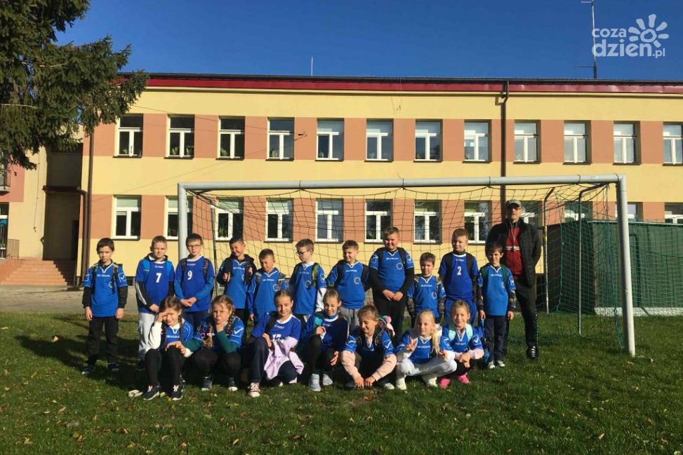 Ponad 60 uczniów wzięło udział w turnieju „Lekkoatletyka z Orlika” w Samborcu