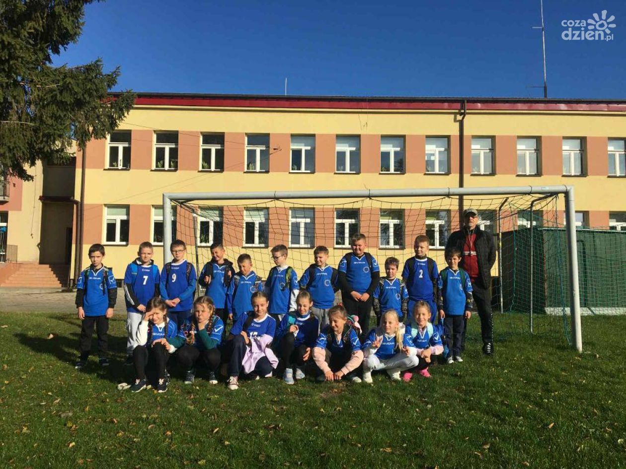 Ponad 60 uczniów wzięło udział w turnieju „Lekkoatletyka z Orlika” w Samborcu