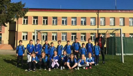 Ponad 60 uczniów wzięło udział w turnieju „Lekkoatletyka z Orlika” w Samborcu