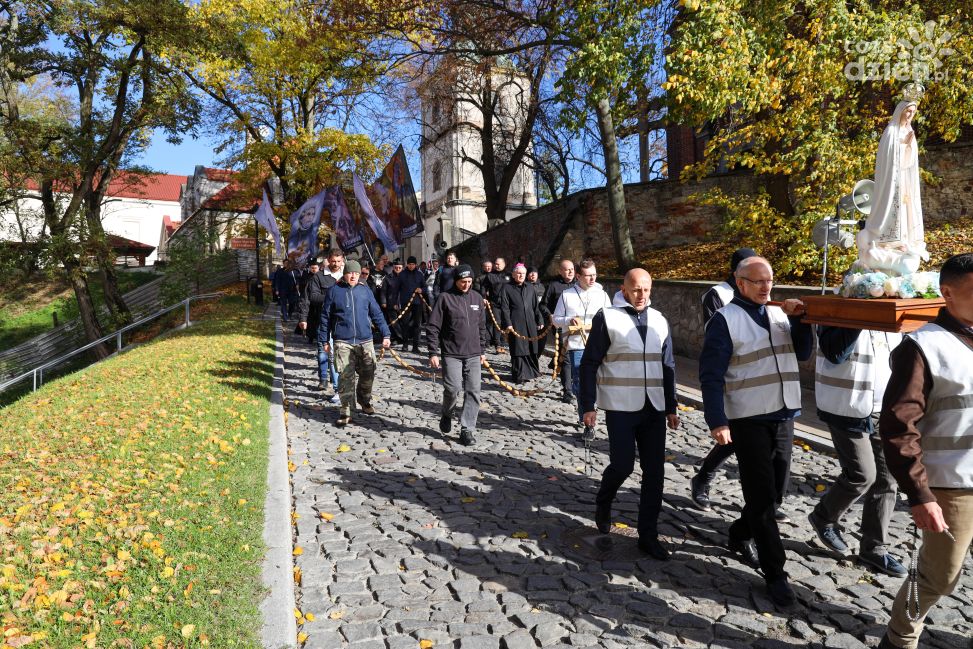 Wojownicy Maryi przeszli w modlitewnej procesji ulicami Sandomierza