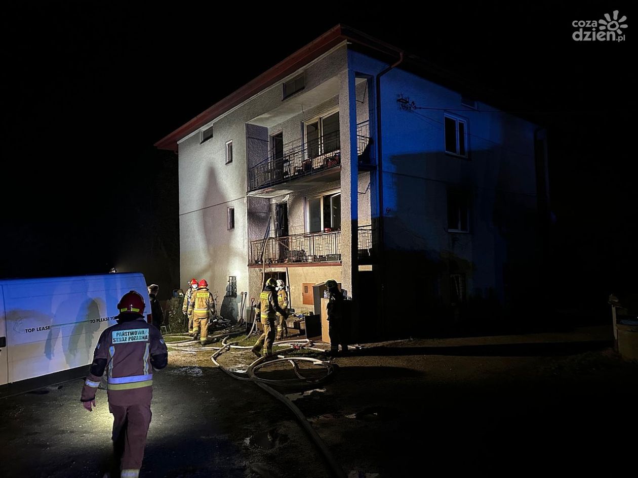 Pożar budynku mieszkalnego w Sandomierzu. Trzy osoby poszkodowane