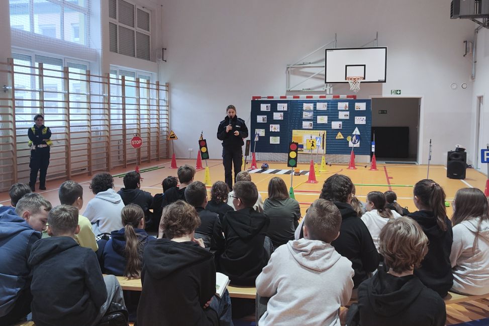 Miasteczko ruchu drogowego i odblaski w Gierlachowie