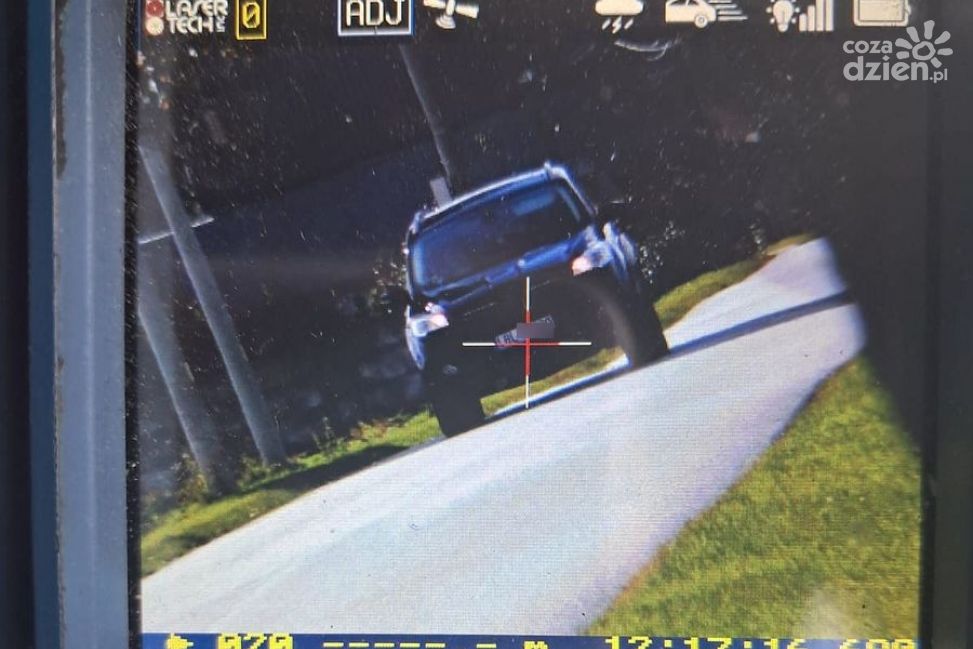 53-latek pędził 115 km/h w obszarze zabudowanym. Mandat i utrata prawa jazdy