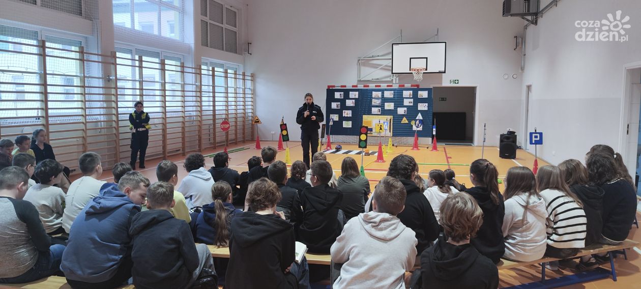 Miasteczko ruchu drogowego i odblaski w Gierlachowie