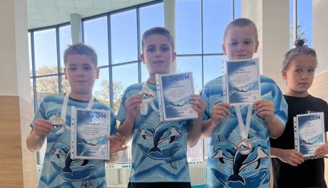 10 medali UKS "Delfin" Tarnobrzeg! Kacper Szponder najlepszym zawodnik w kategorii 10 lat