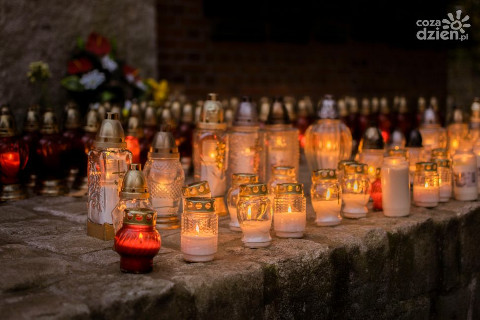 Znicze na grobach – tradycja, która łączy przeszłość i współczesność