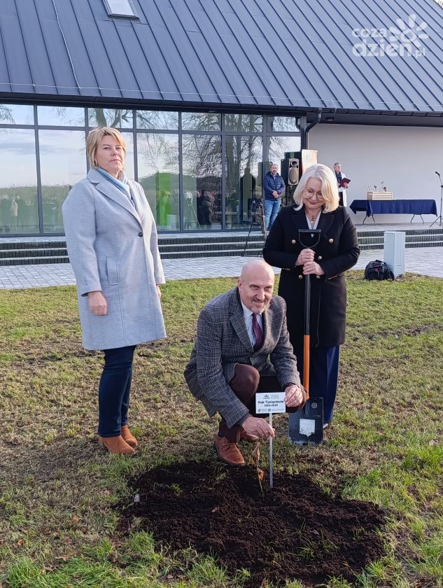 Tysiąc Dębów” na tysiąclecie koronacji Bolesława Chrobrego. W Zawichoście posadzono młode „Bartusie” [ZDJĘCIA]