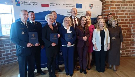 Ponad 16 mln zł na poprawę efektywności energetycznej. Siedem umów podpisano na Zamku Królewskim w Sandomierzu