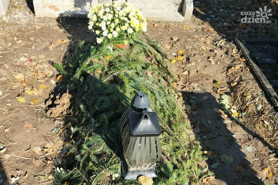 Tradycje Wszystkich Świętych i Zaduszek: z iglaków, kwiatów i płonących zniczy