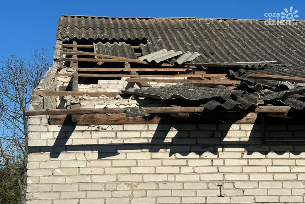 Uszkodzony dach budynku gospodarczego w Czerminie. Piątkowa interwencja strażaków