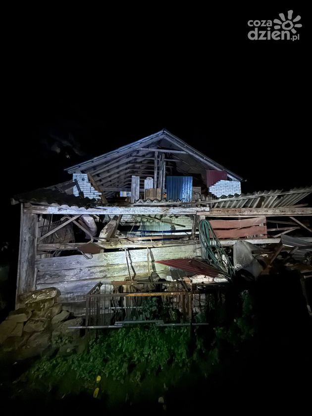 Sześć interwencji strażaków w powiecie sandomierskim. Silny wiatr uszkadzał dachy i powalał drzewa