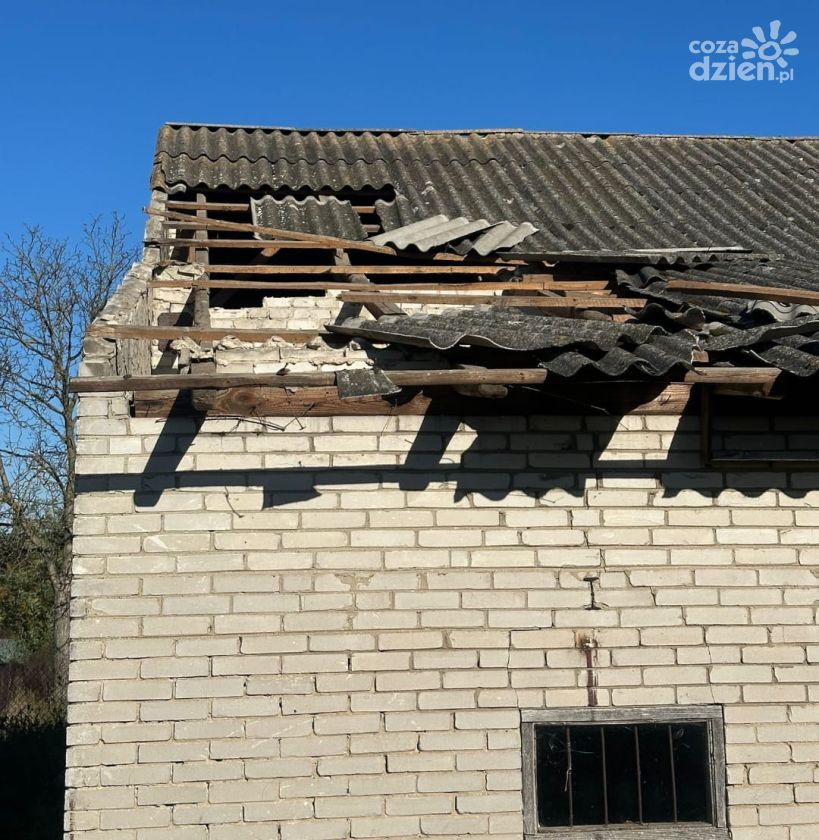 Uszkodzony dach budynku gospodarczego w Czerminie. Piątkowa interwencja strażaków