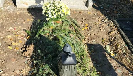 Tradycje Wszystkich Świętych i Zaduszek: z iglaków, kwiatów i płonących zniczy