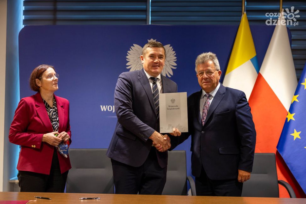 Komorna z dofinansowaniem na przebudowę drogi. Podpisano umowę z Wojewodą